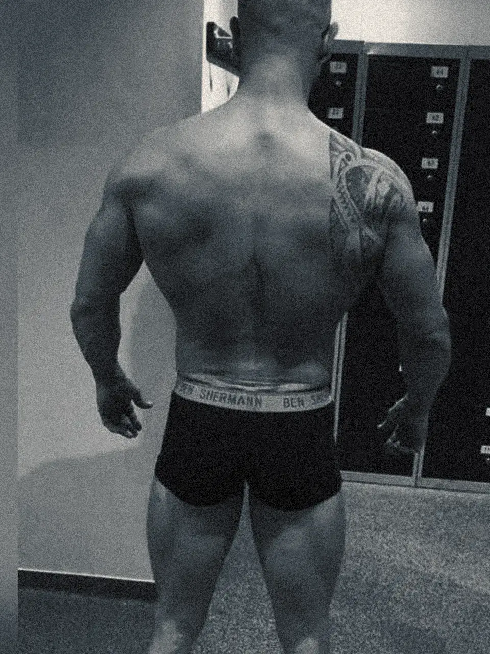 A male client photographed from behind at the start of his programme